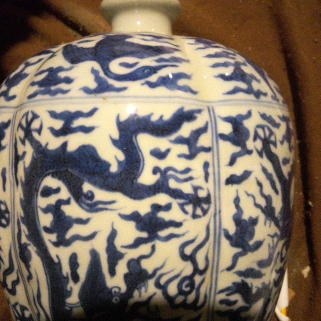 中国陶磁器　明　青白いドラゴン模様の陶器花瓶