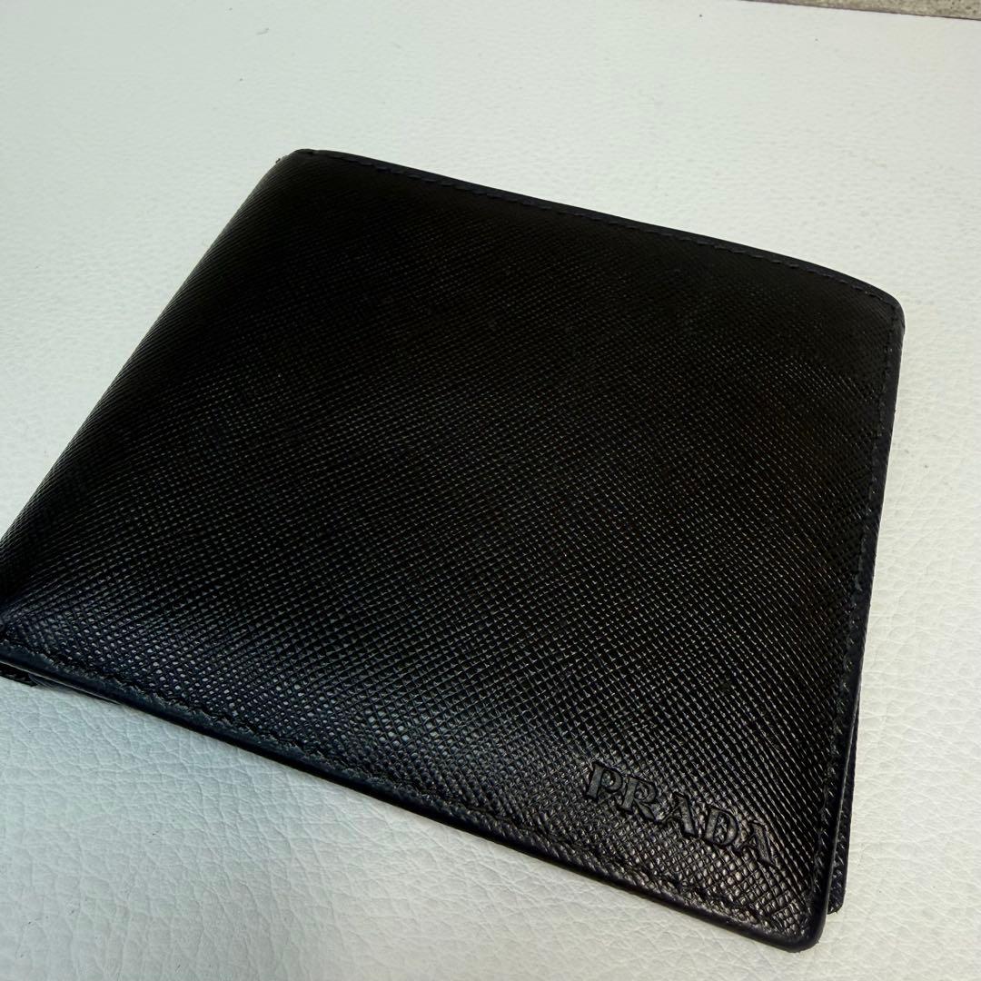 げ*ん様 PRADA ブラック サフィアーノレザー 二つ折り財布 シンプル