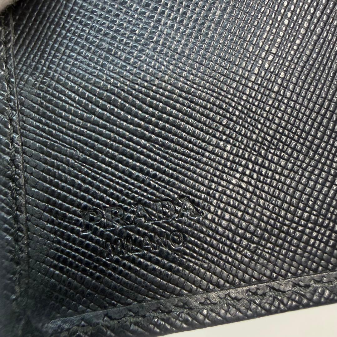 げ*ん様 PRADA ブラック サフィアーノレザー 二つ折り財布 シンプル