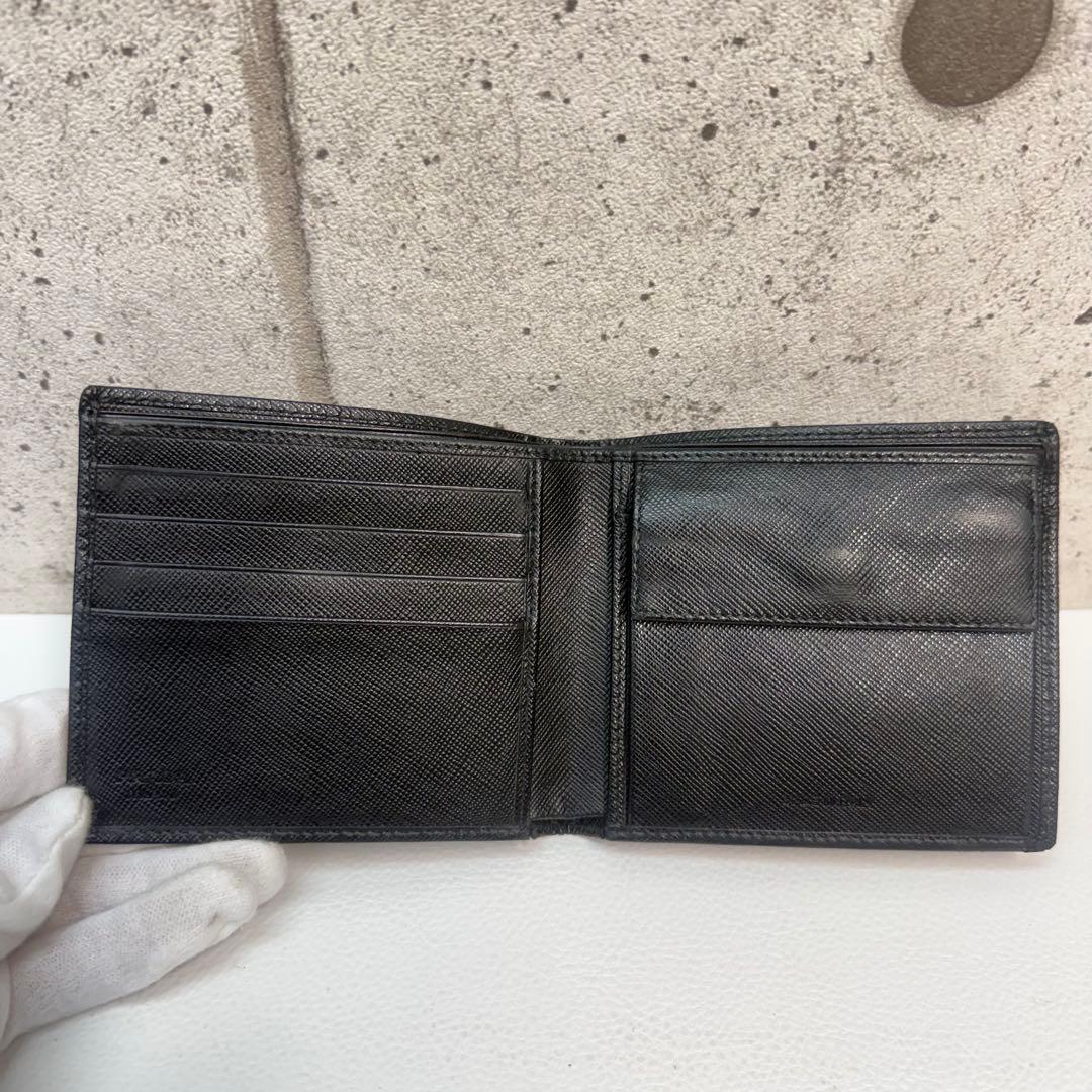 げ*ん様 PRADA ブラック サフィアーノレザー 二つ折り財布 シンプル