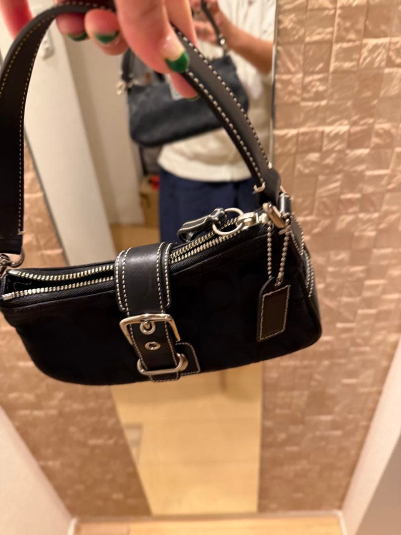 coach 黒いロゴ入りショルダーバッグ