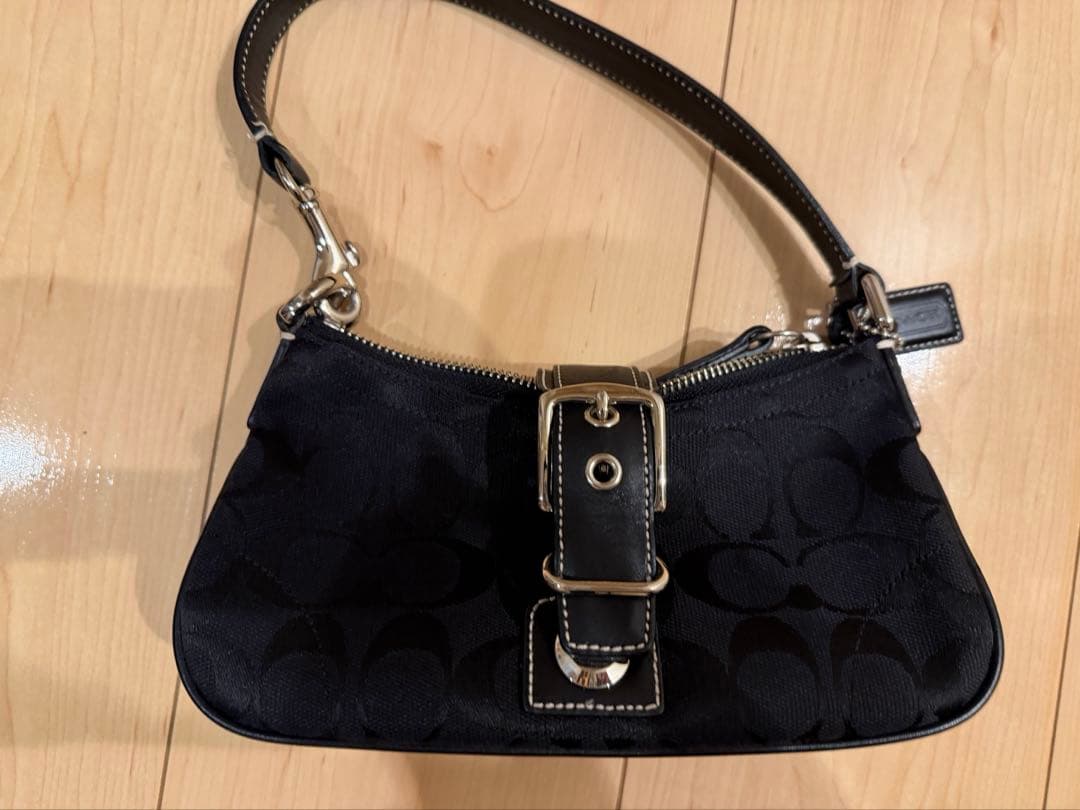 coach 黒いロゴ入りショルダーバッグ