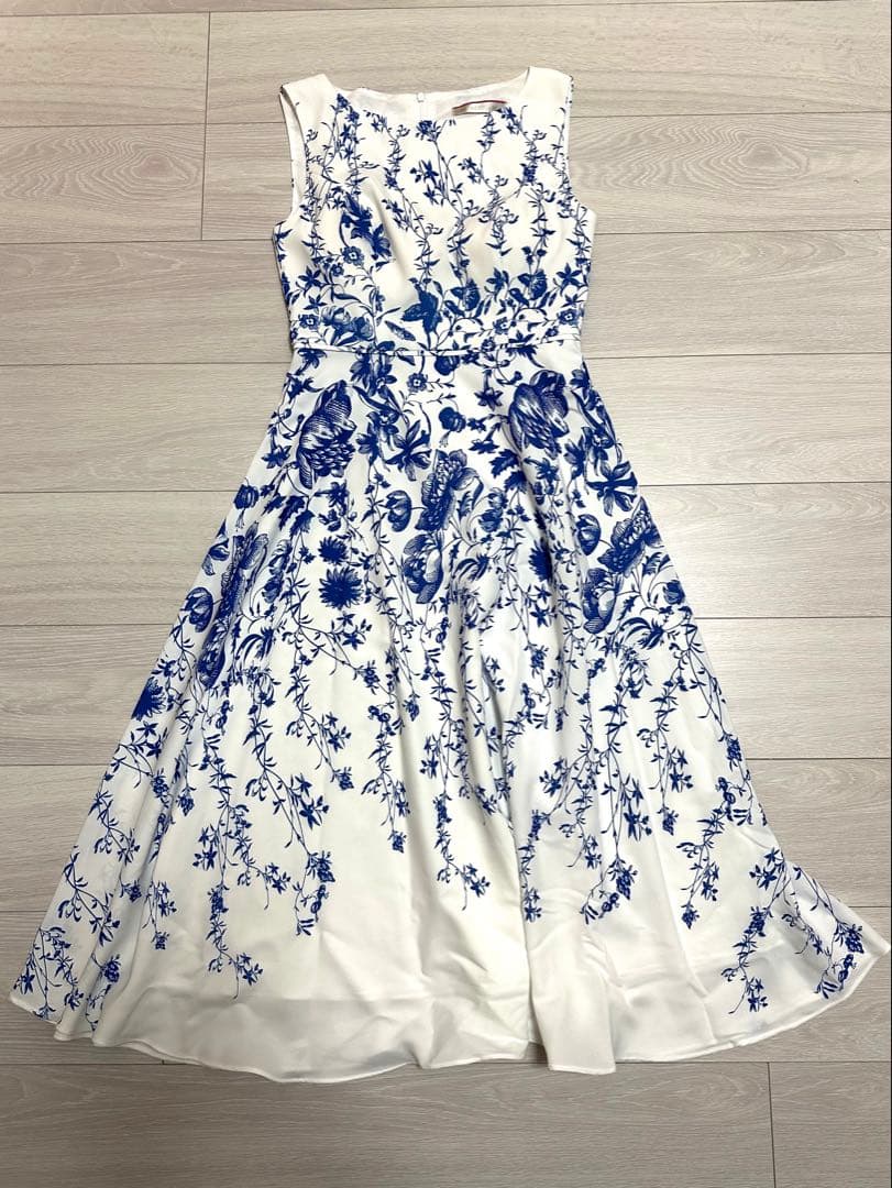 GINZA COUTURE　新品　キャバドレス　花柄　フレア　ホワイト　ブルー