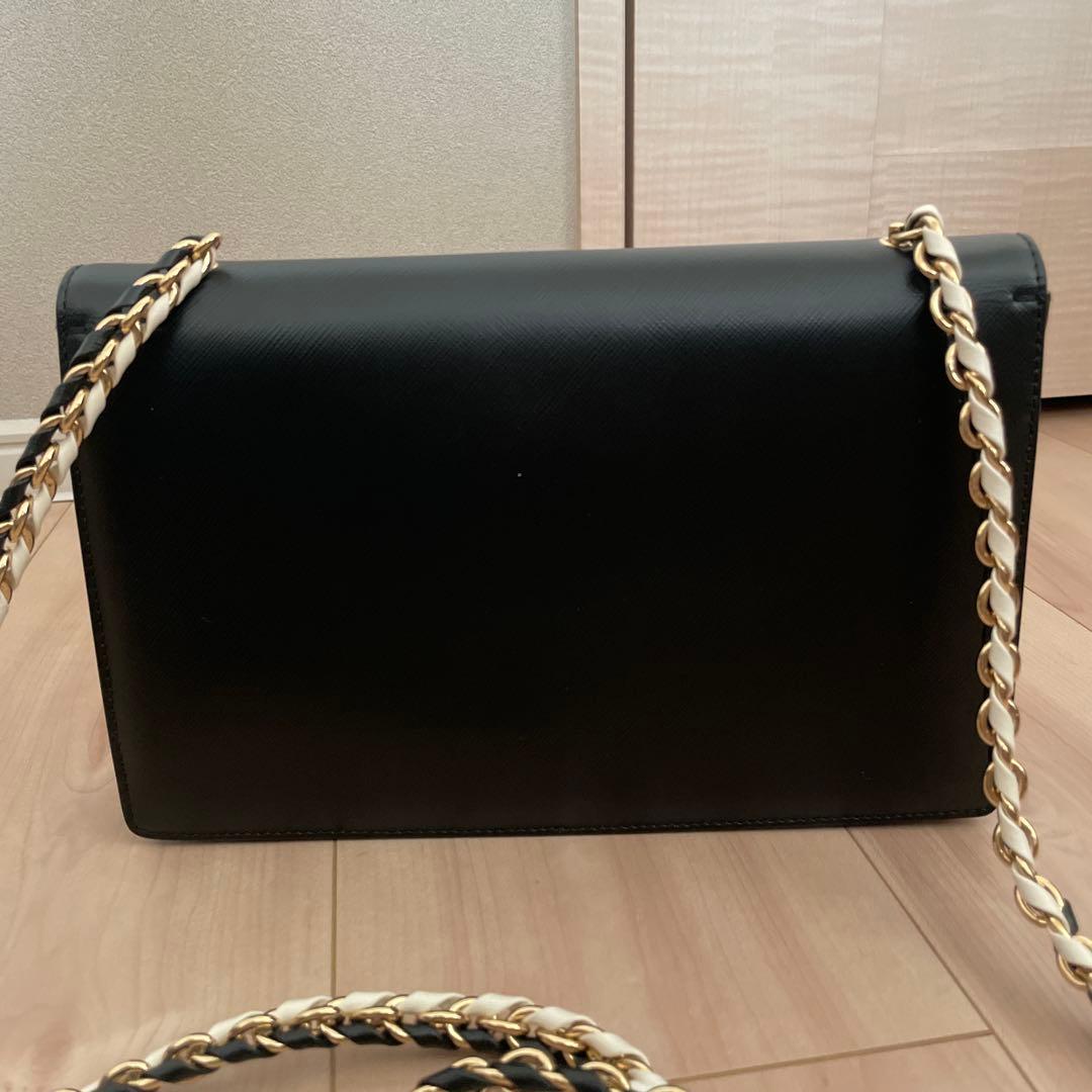 サルヴァトーレフェラガモ ブラック ホワイト チェーンショルダー ヴァラ リボン