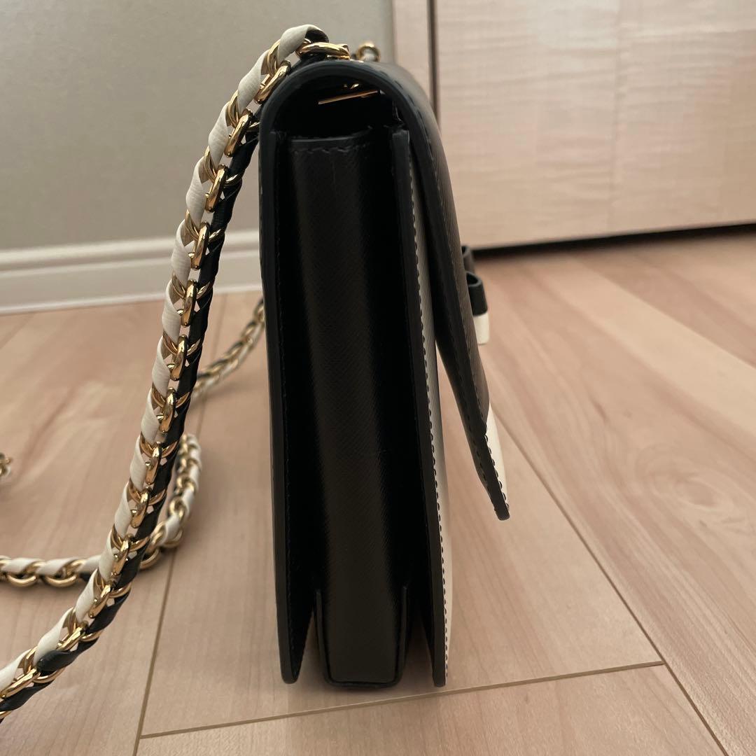 サルヴァトーレフェラガモ ブラック ホワイト チェーンショルダー ヴァラ リボン