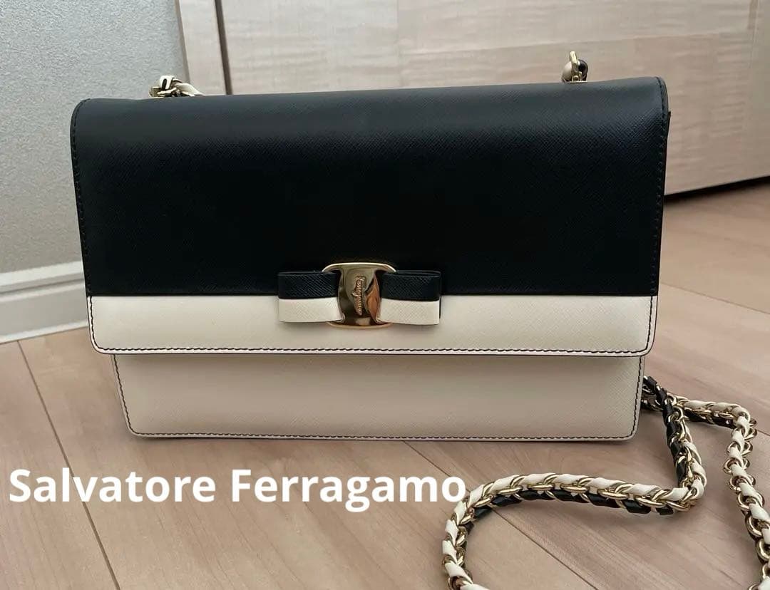サルヴァトーレフェラガモ ブラック ホワイト チェーンショルダー ヴァラ リボン