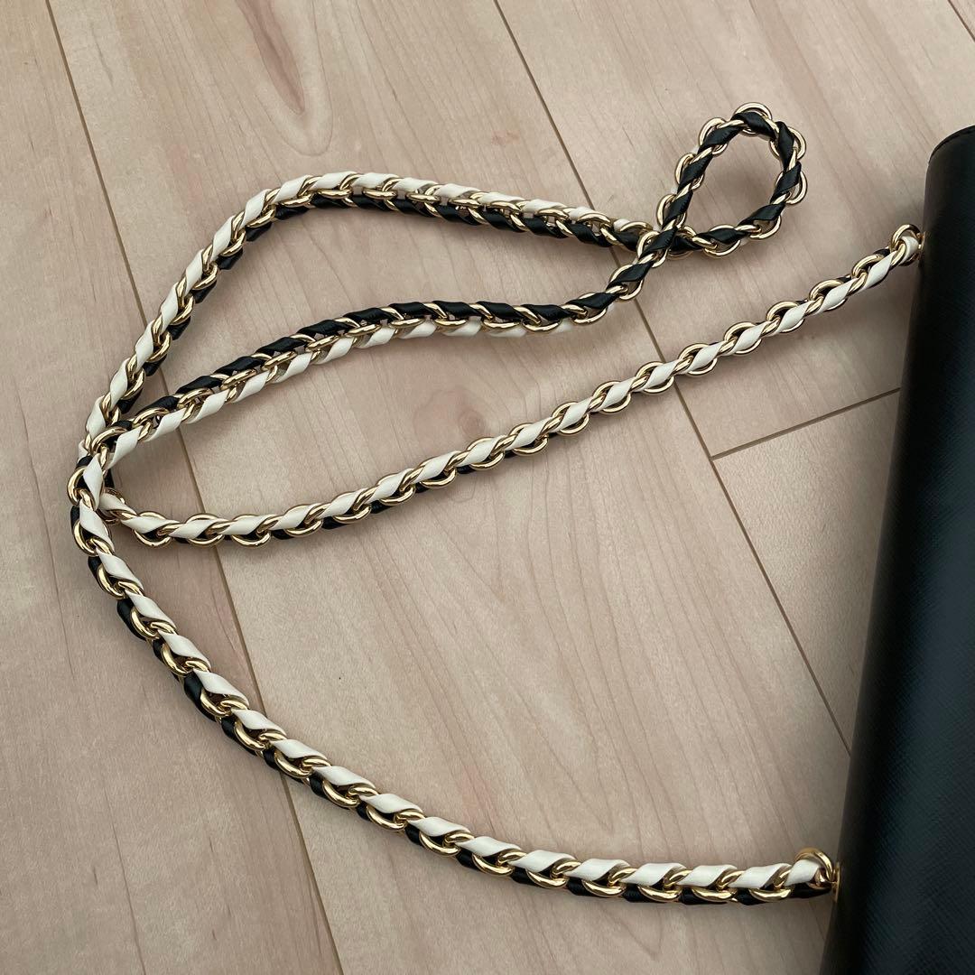 サルヴァトーレフェラガモ ブラック ホワイト チェーンショルダー ヴァラ リボン