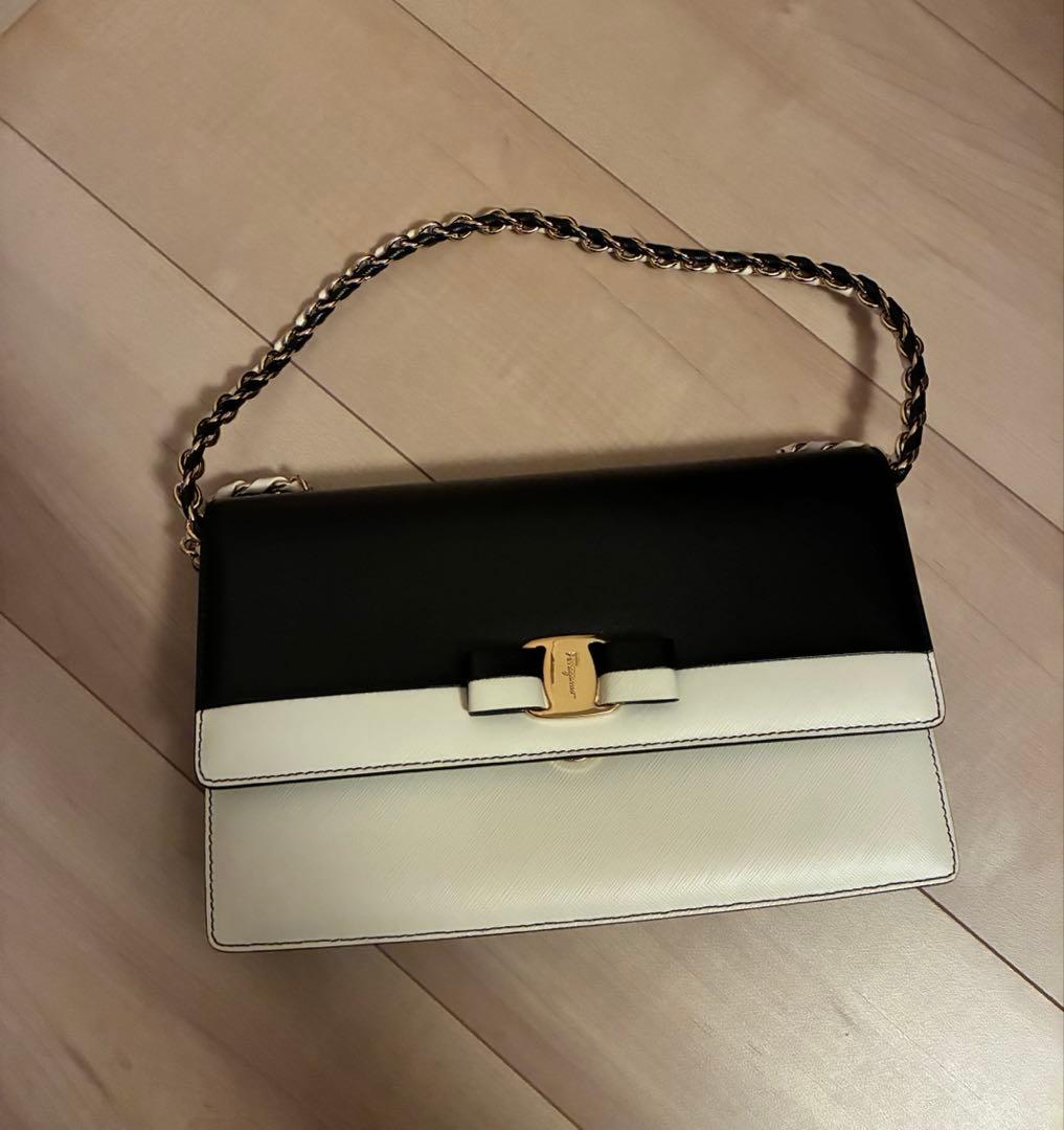 サルヴァトーレフェラガモ ブラック ホワイト チェーンショルダー ヴァラ リボン