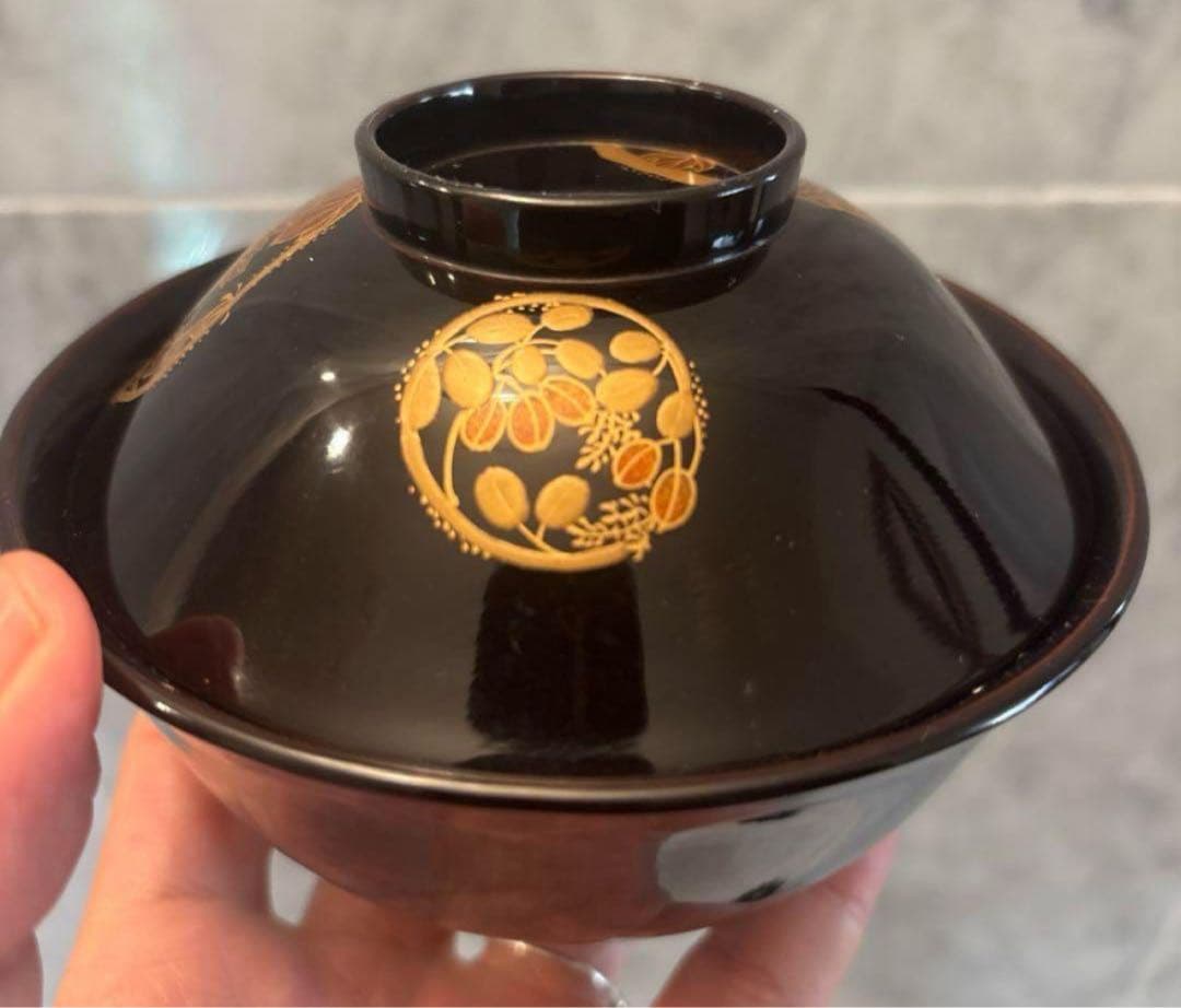 芸術的な蝶々とふんだんに使われた金彩が美しい豪華絢爛な木製輪島漆塗りお椀2客