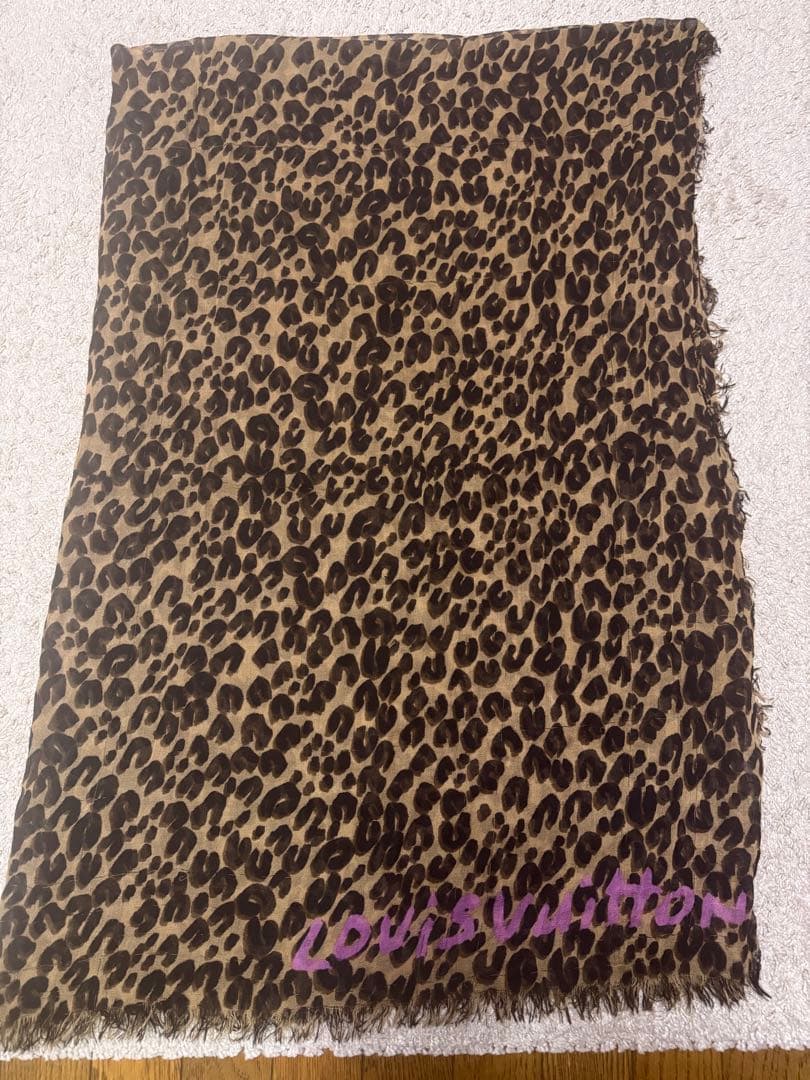 ルイヴィトン　ヒョウ柄ストール ベージュ・ブラック