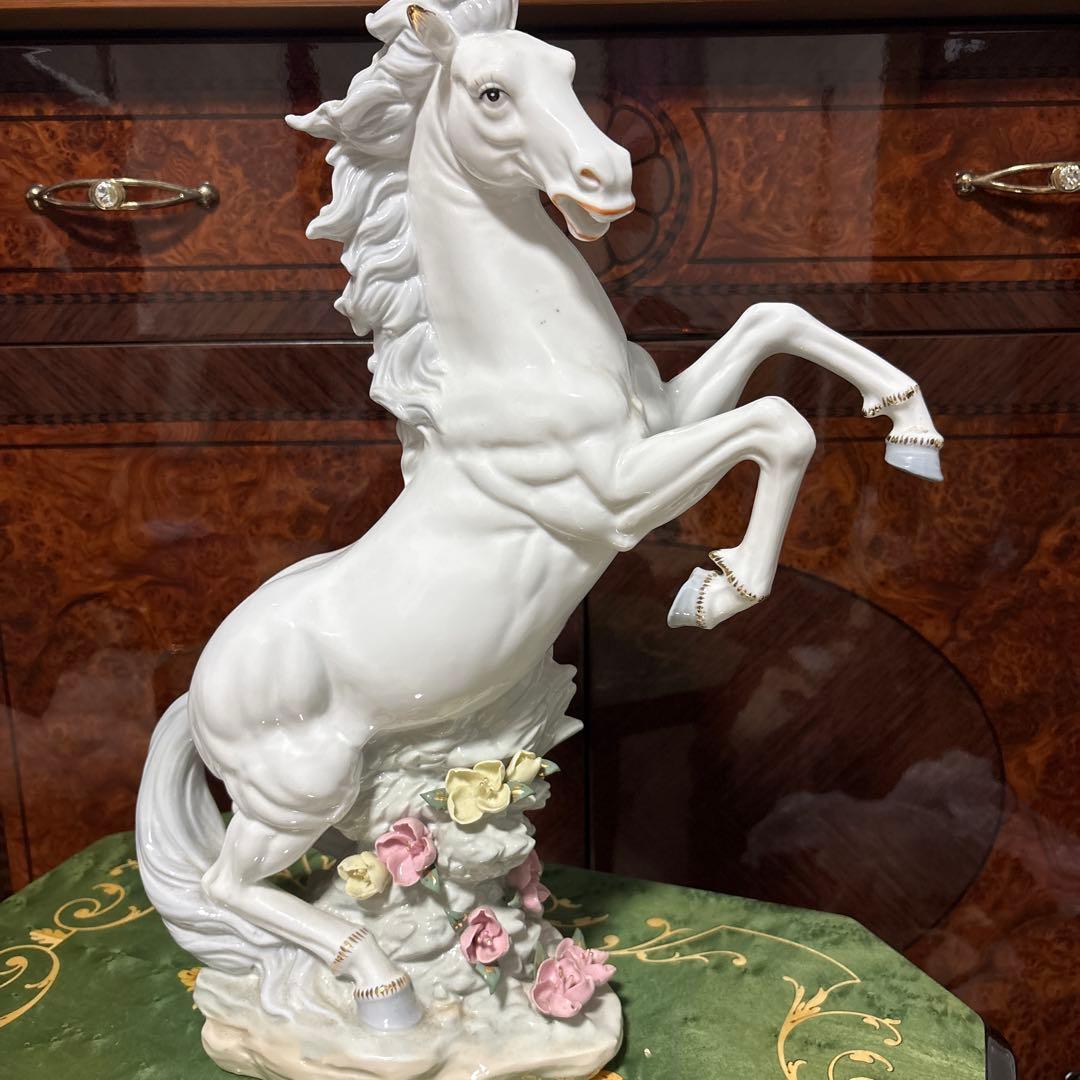 Lladro 白い馬と花