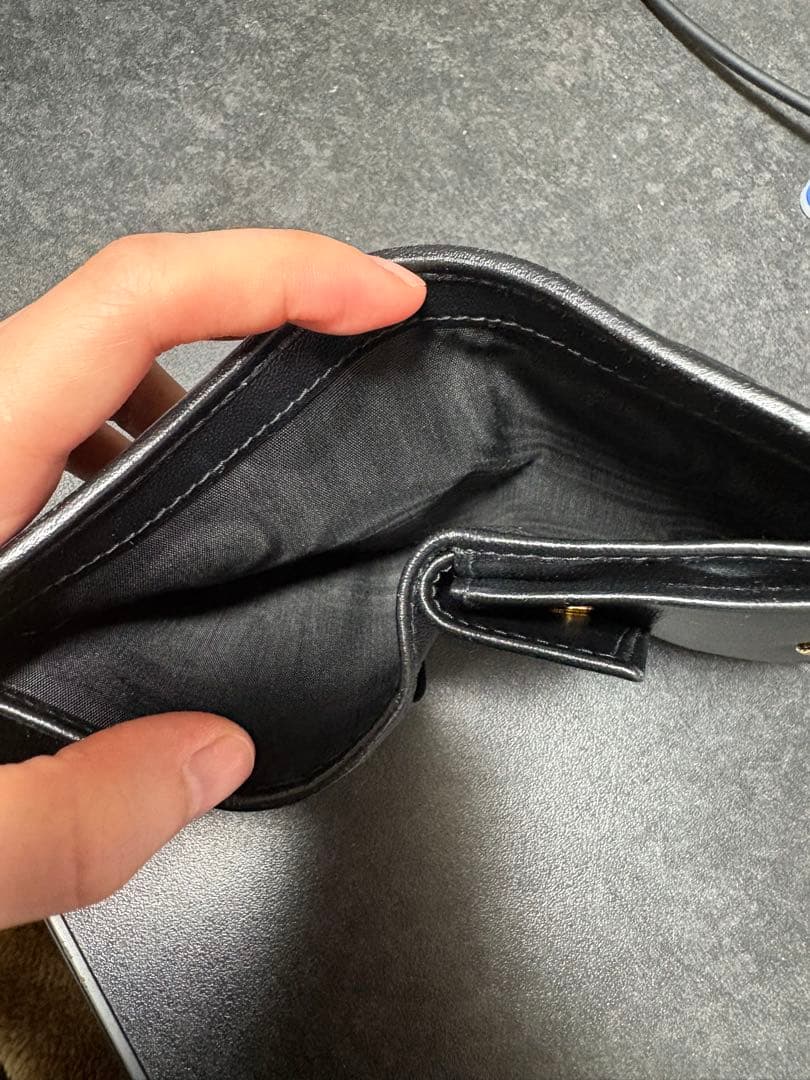 miu miu ブラックレザー 二つ折り財布