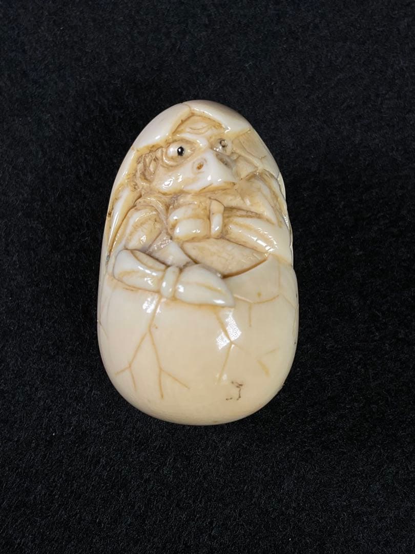 古い根付　提げ物　烏天狗　誕生　カラスの卵