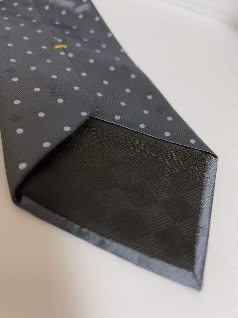ルイヴィトン　LOUIS VUITTON ネクタイ　光沢感　ドット　グレー