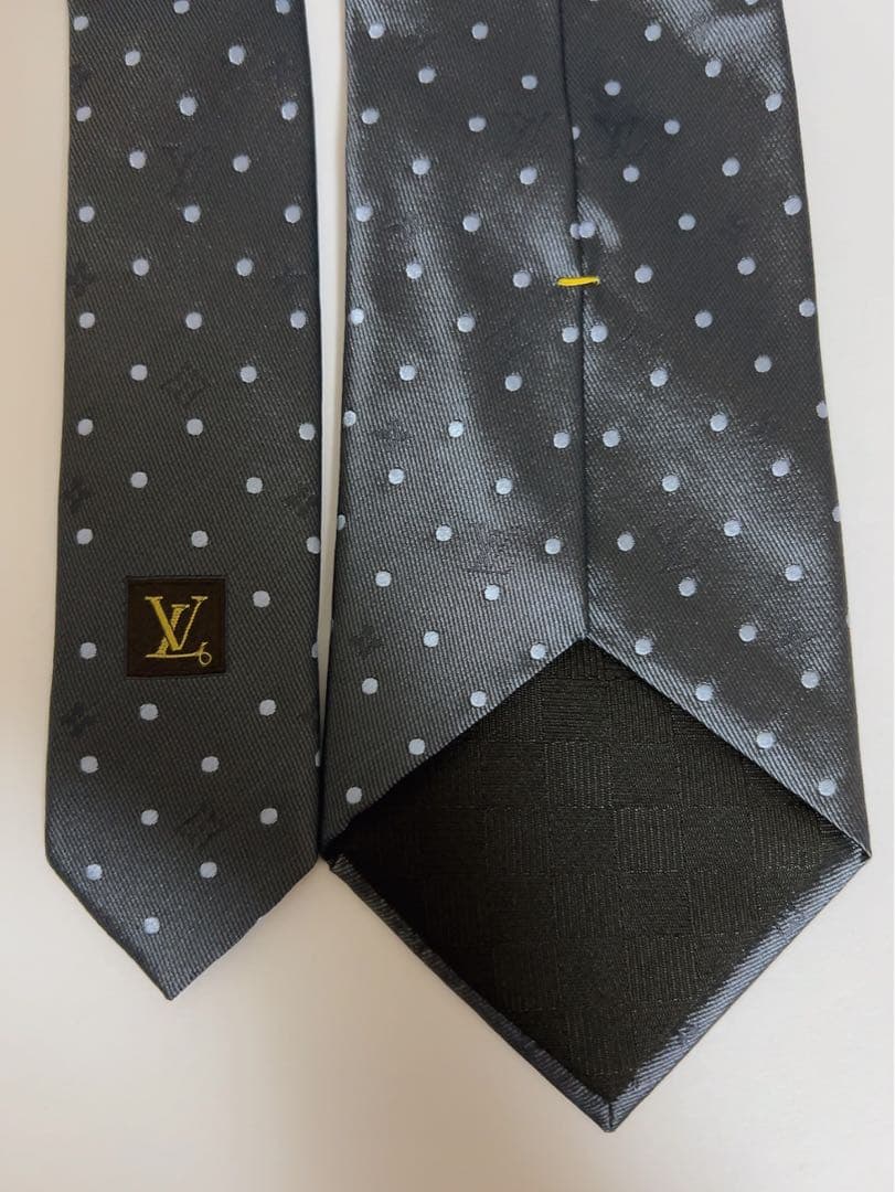 ルイヴィトン　LOUIS VUITTON ネクタイ　光沢感　ドット　グレー