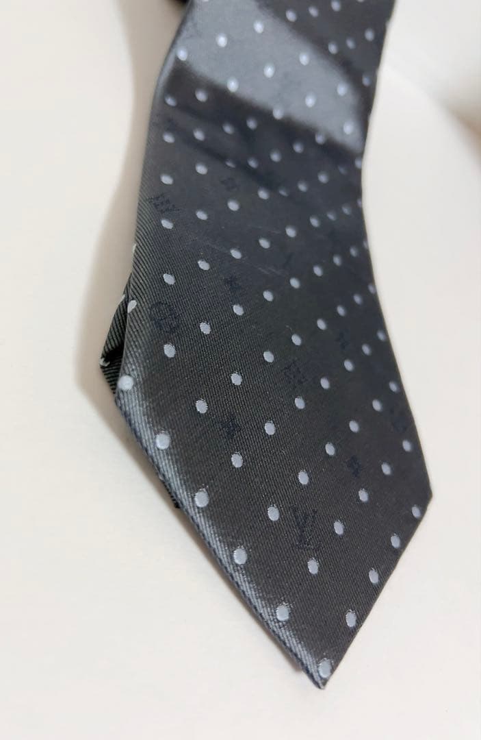 ルイヴィトン　LOUIS VUITTON ネクタイ　光沢感　ドット　グレー