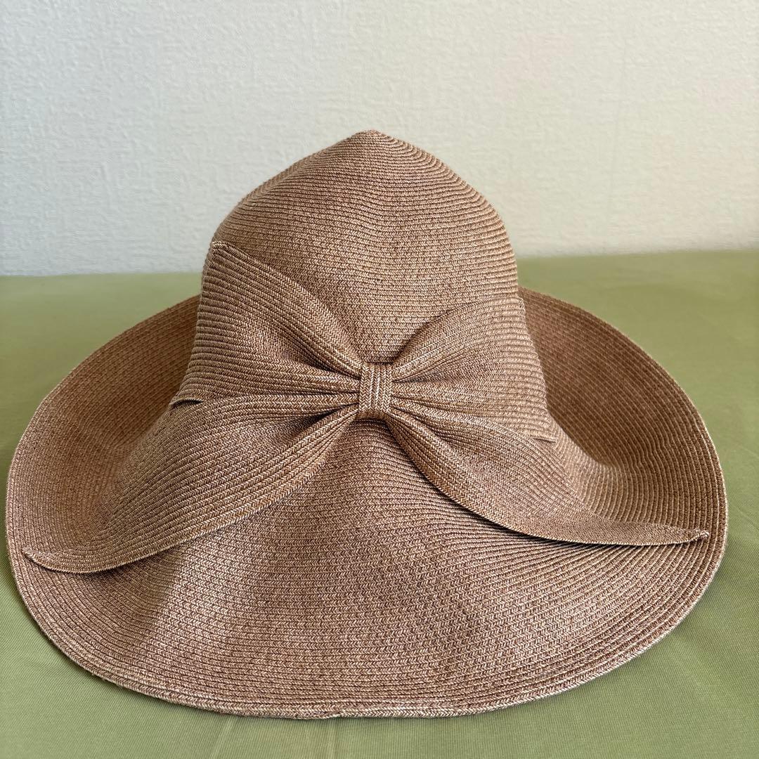 ベージュ リボン付き広つば帽子