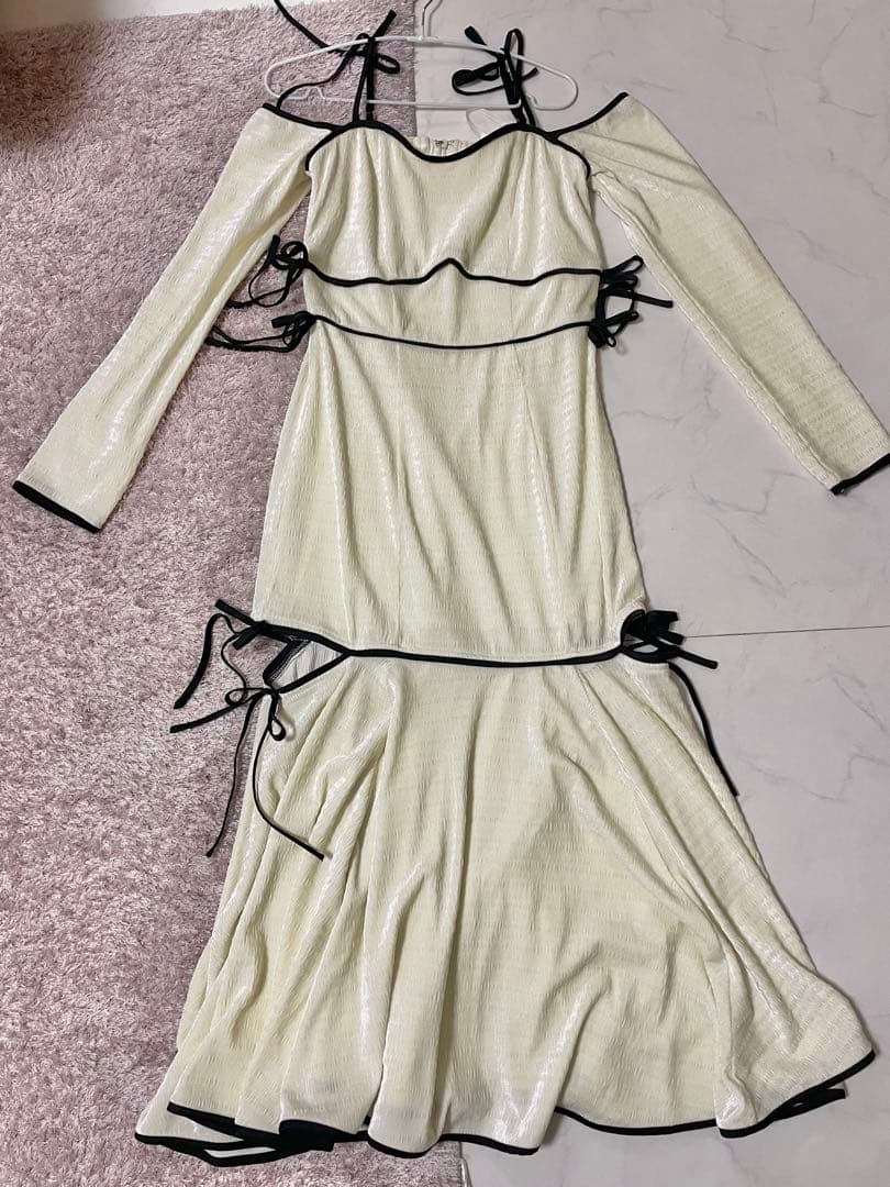 エムミーエメ サイドリボンカットアウトワンピース