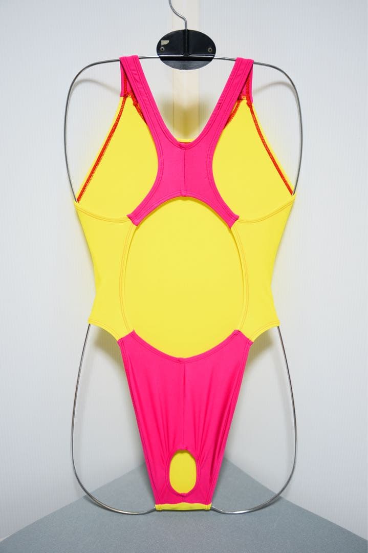 アスホール仕様 イエローとピンクのワンピース水着