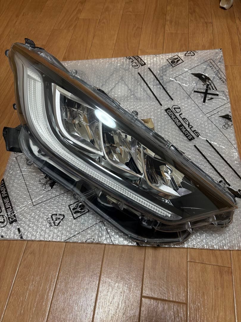 トヨタ　ヤリス　右ヘッドライト