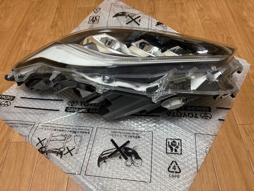 トヨタ　ヤリス　右ヘッドライト