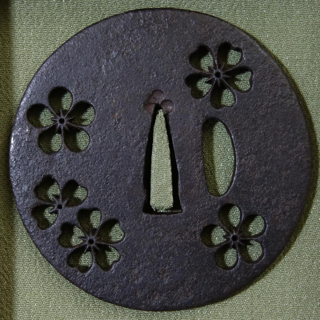 【 梅桜花小透鍔 】 鍔 鐔 鉄地 透鍔 刀装具 武具 骨董 江戸時代
