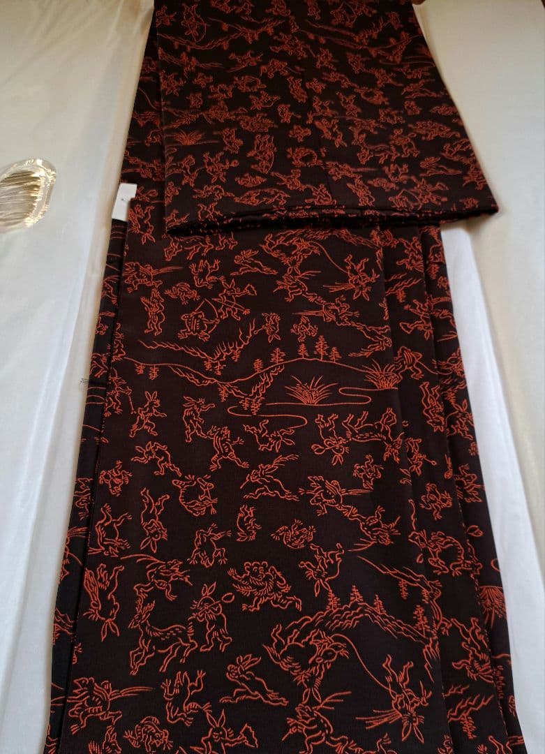 【丸洗い済】正絹 鳥獣戯画 長襦袢 黒字に朱赤 半衿付き