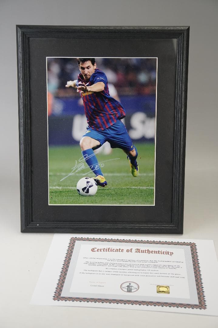 メッシ サイン入り写真 フレーム付き　公式証明書付　額