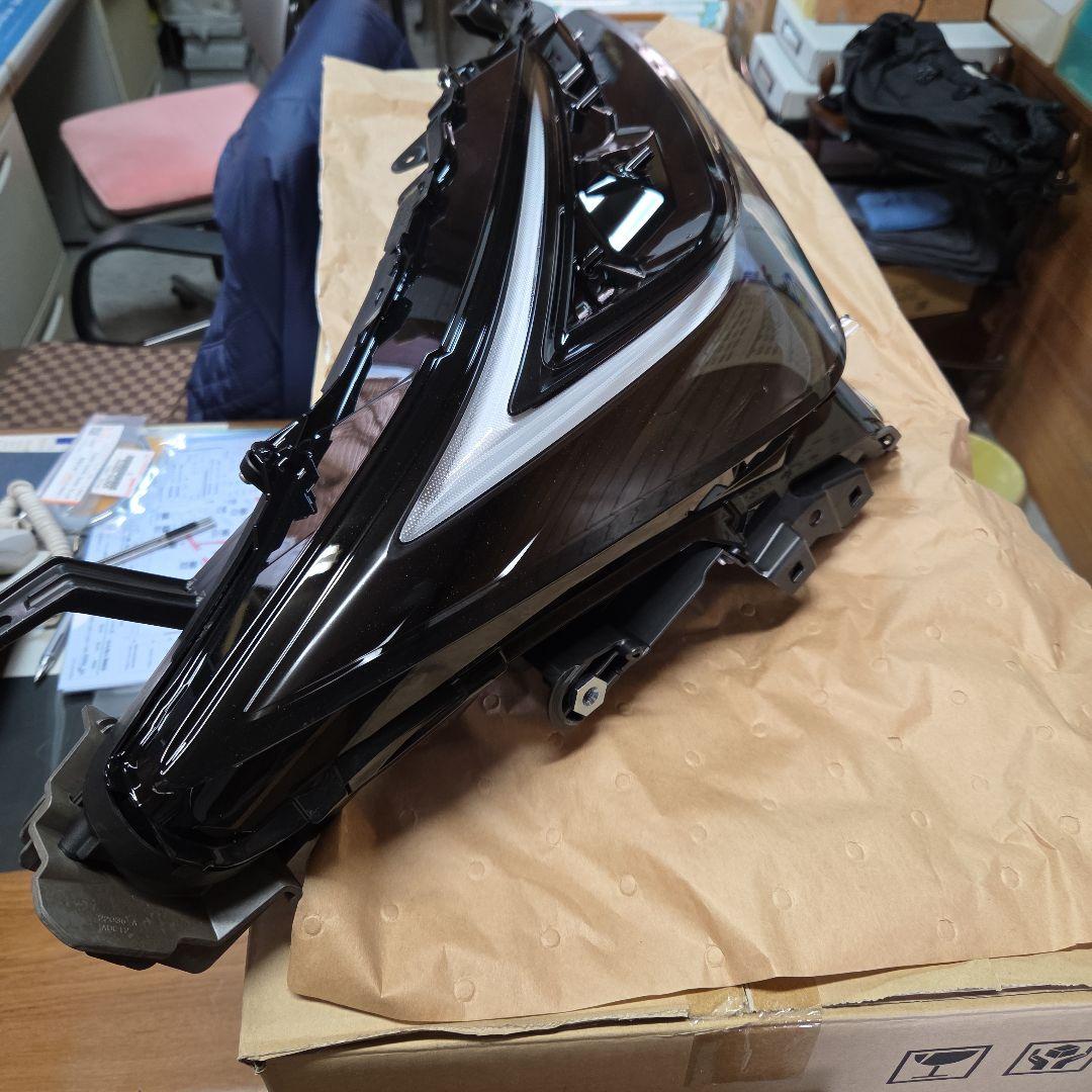 新品未使用　60プリウス 右　ヘッドライト　トヨタ純正品