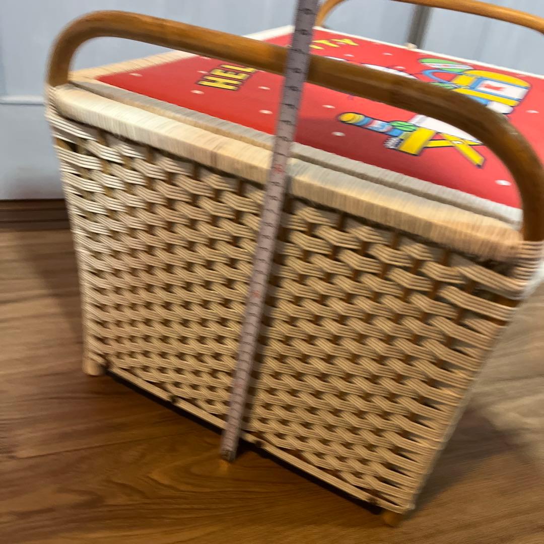 レトロ　ハローキティ　かご　バスケット　サンリオ　収納　籠　昭和　レア編み込み