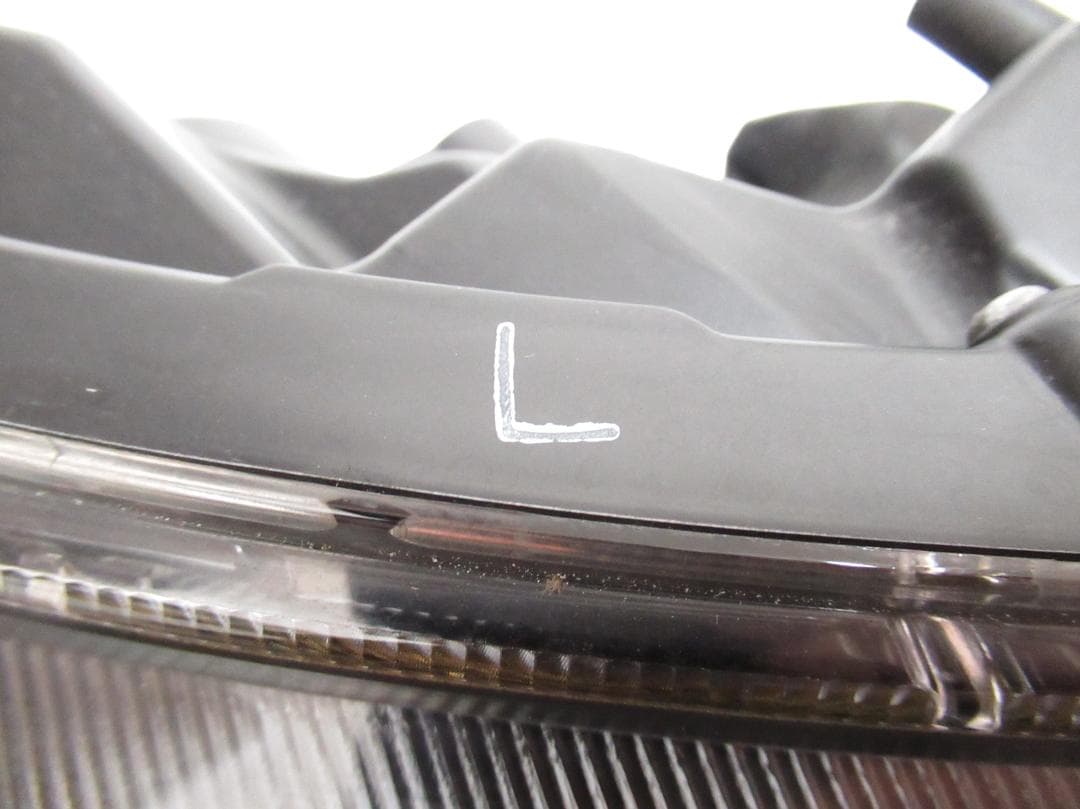 80 前期 ヴォクシー 右 LED ヘッドライト　81110-28D20