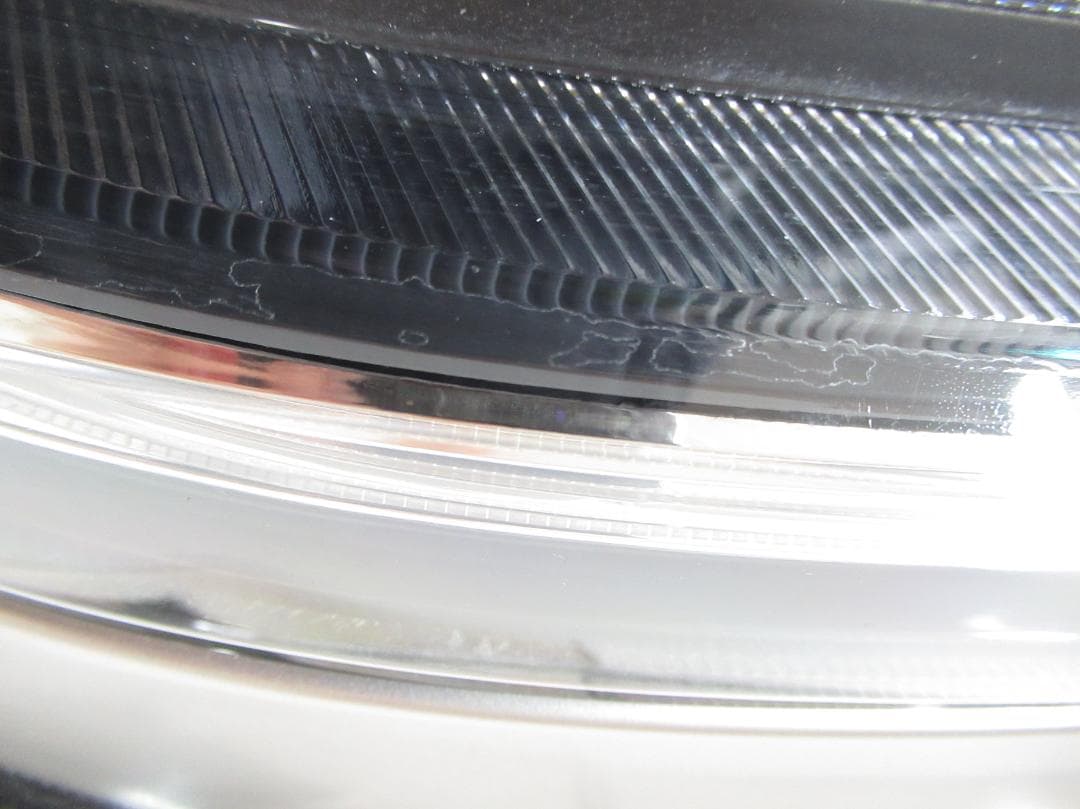 80 前期 ヴォクシー 右 LED ヘッドライト　81110-28D20