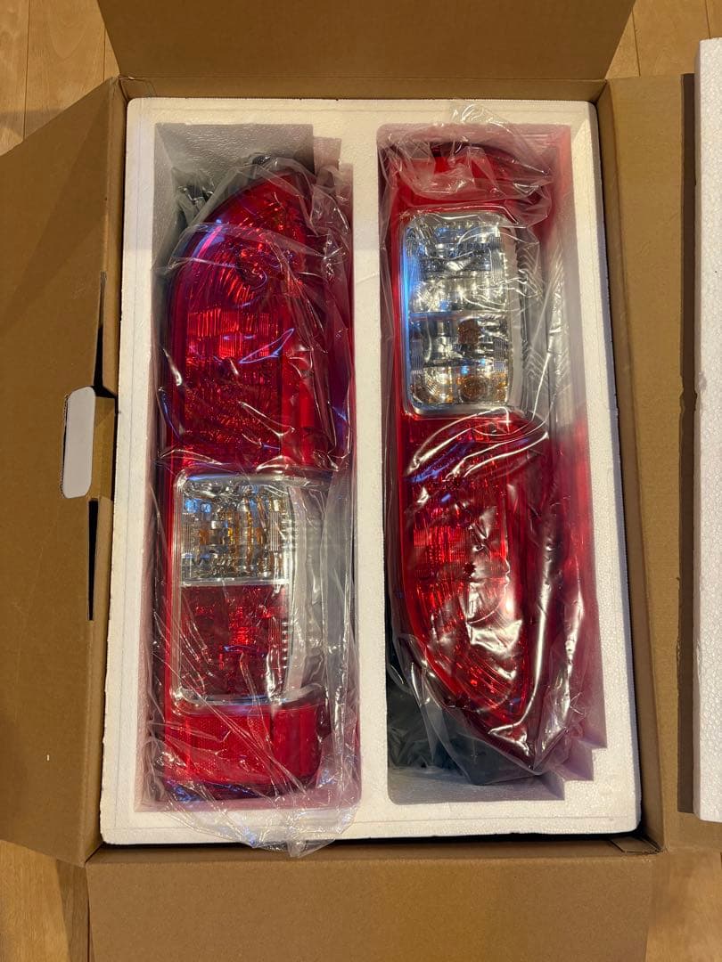 ハイエース　未使用 新車外しテールランプ 2個セット