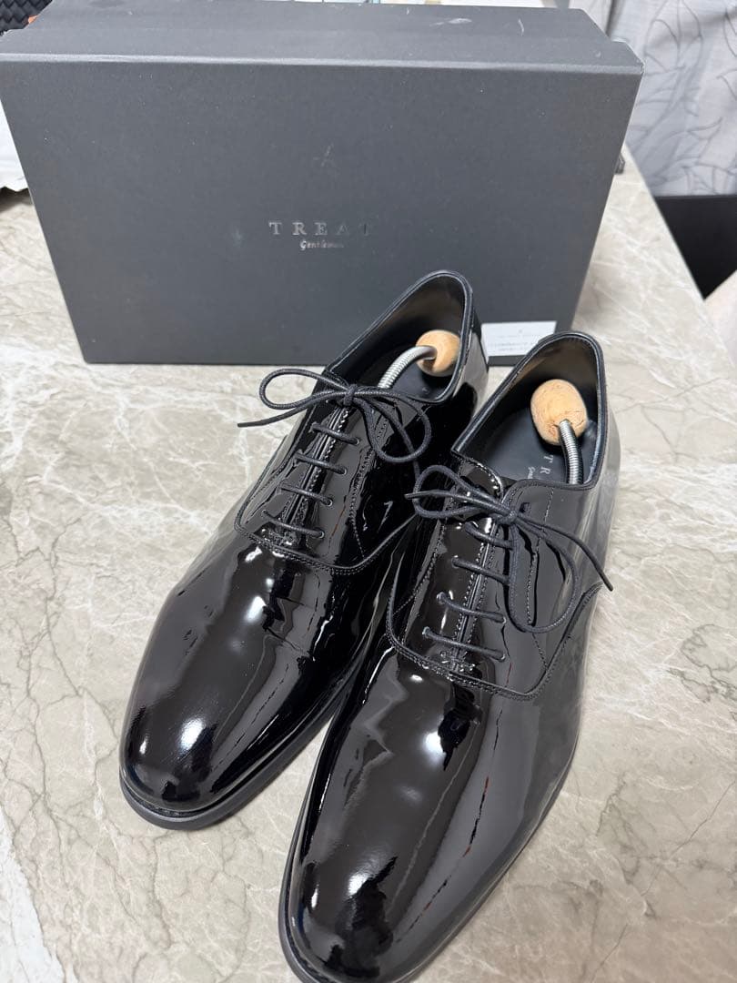 【美品】TREAT ドレスシューズ 黒エナメル ※使用してます