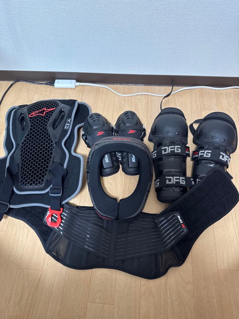 アルパインスターズ 他背中胸プロテクター＋膝＋首＋腰 4点セット