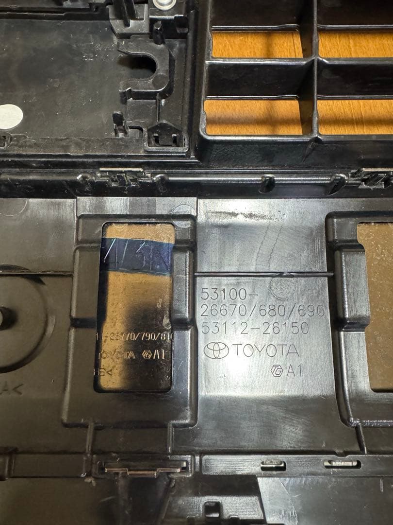 ハイエース　７型ダークプライム純正フロントグリル