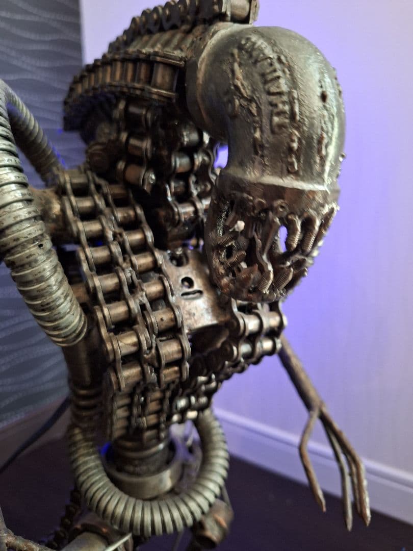 メタル 廃材アート エイリアン LED 上半身可動　高さ46cm
