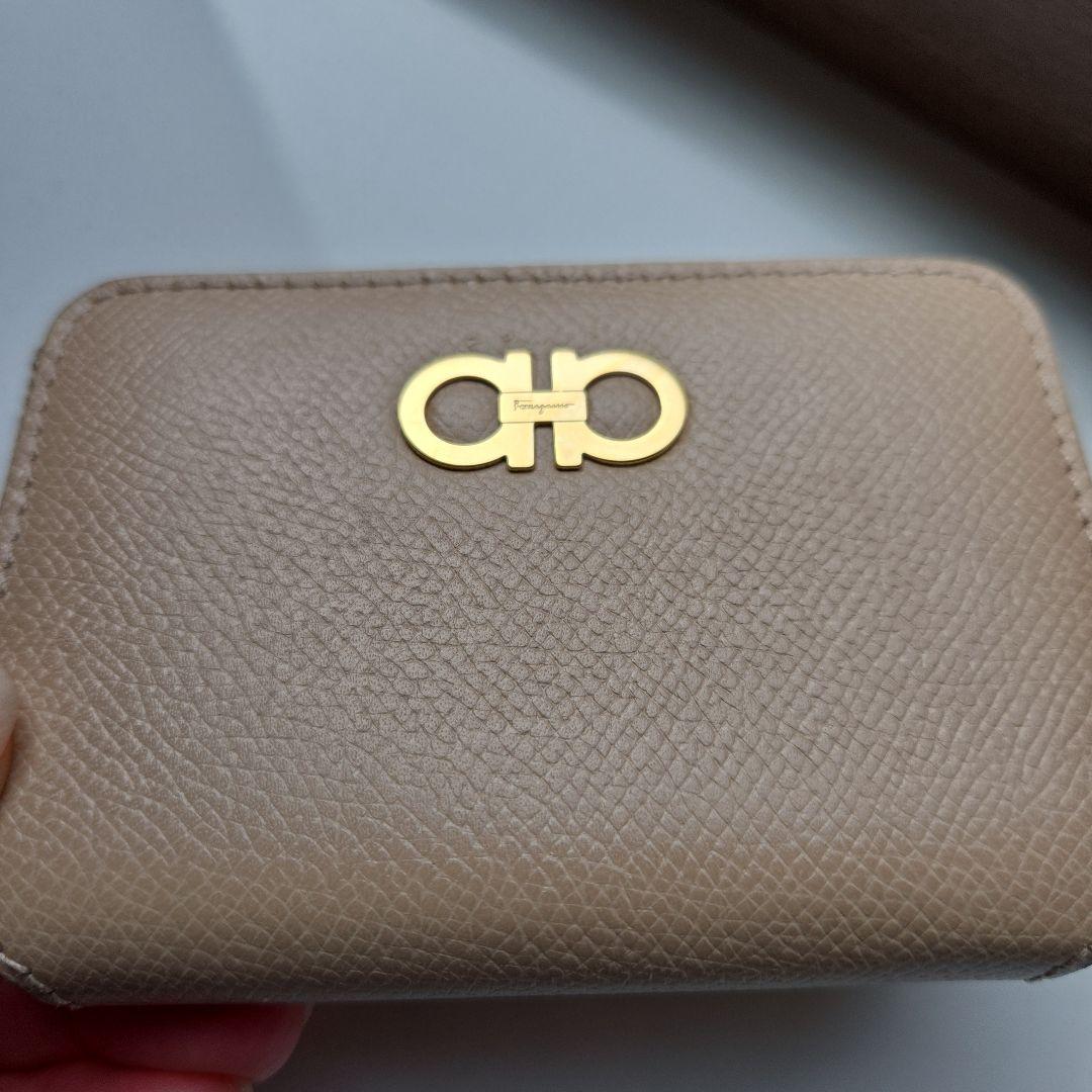 フェラガモ　ケース　ベージュ