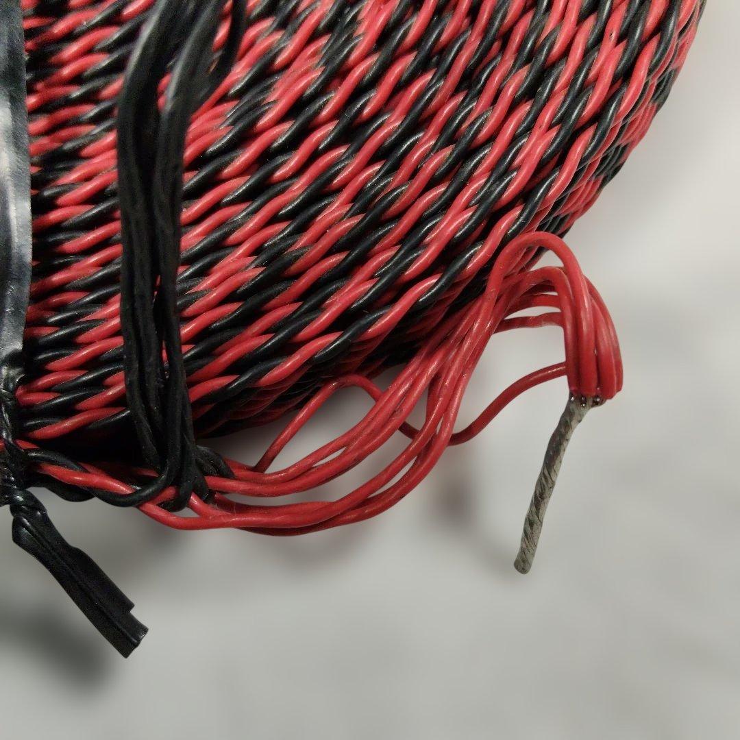 スピーカーケーブル、赤と黒のツイスト練り、ブレイド構造