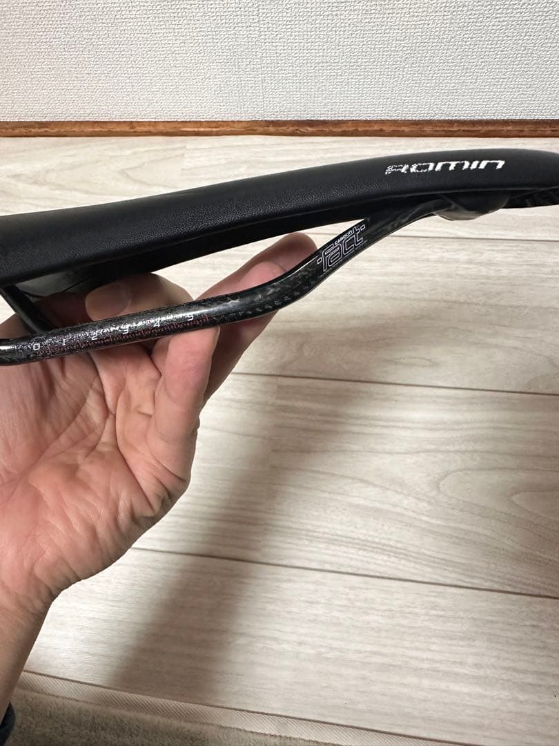 スペシャライズド ROMIN カーボンサドル 143mm