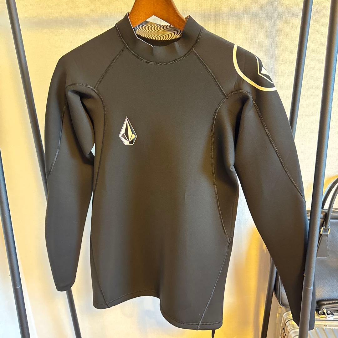 VOLCOM ブラック タッパー