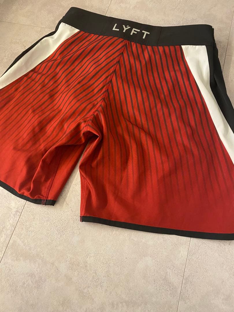 LYFT 競泳水着 Lサイズ レッド　新作　売り切れ商品