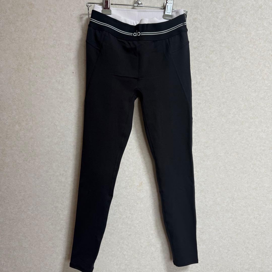 alo レギンス