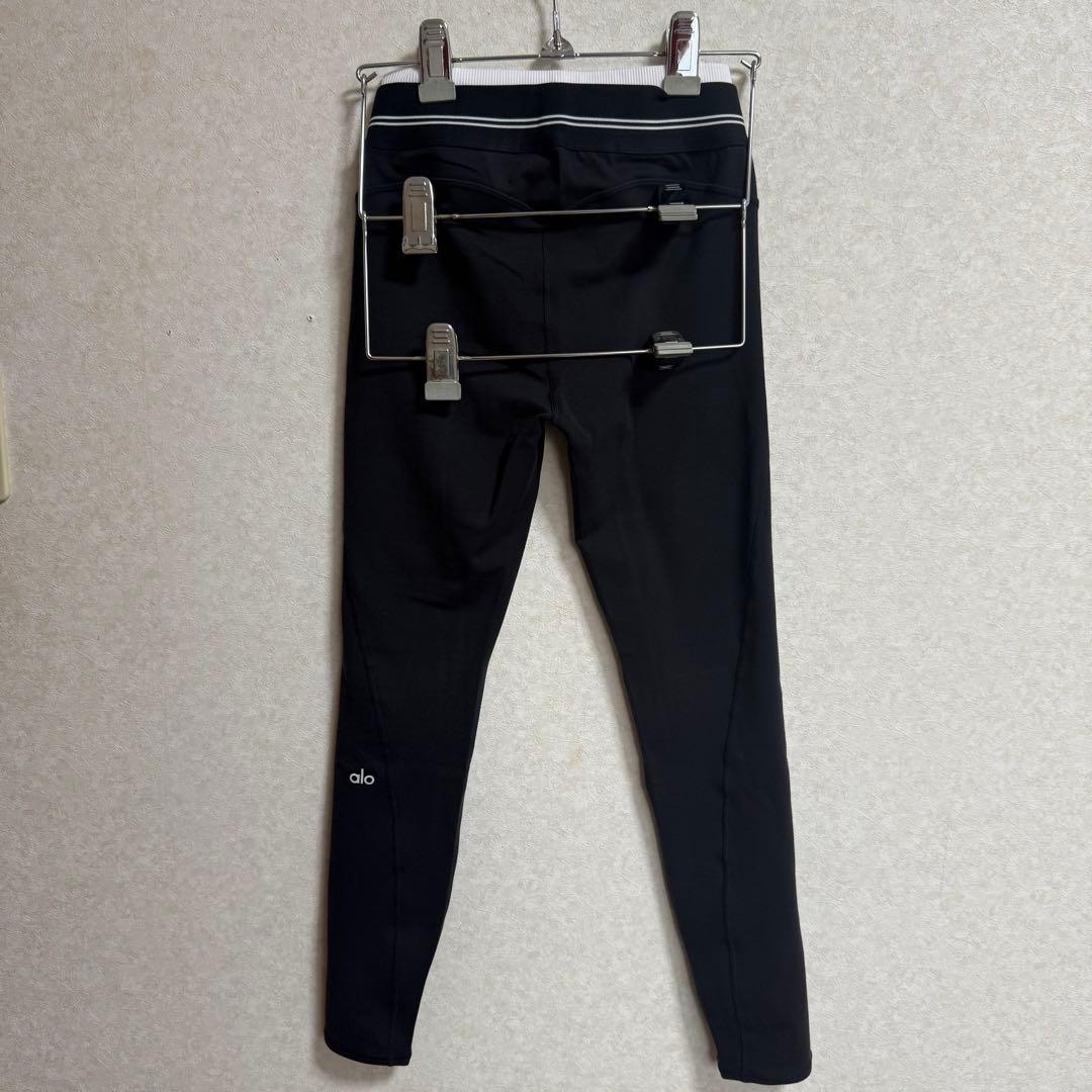 alo レギンス