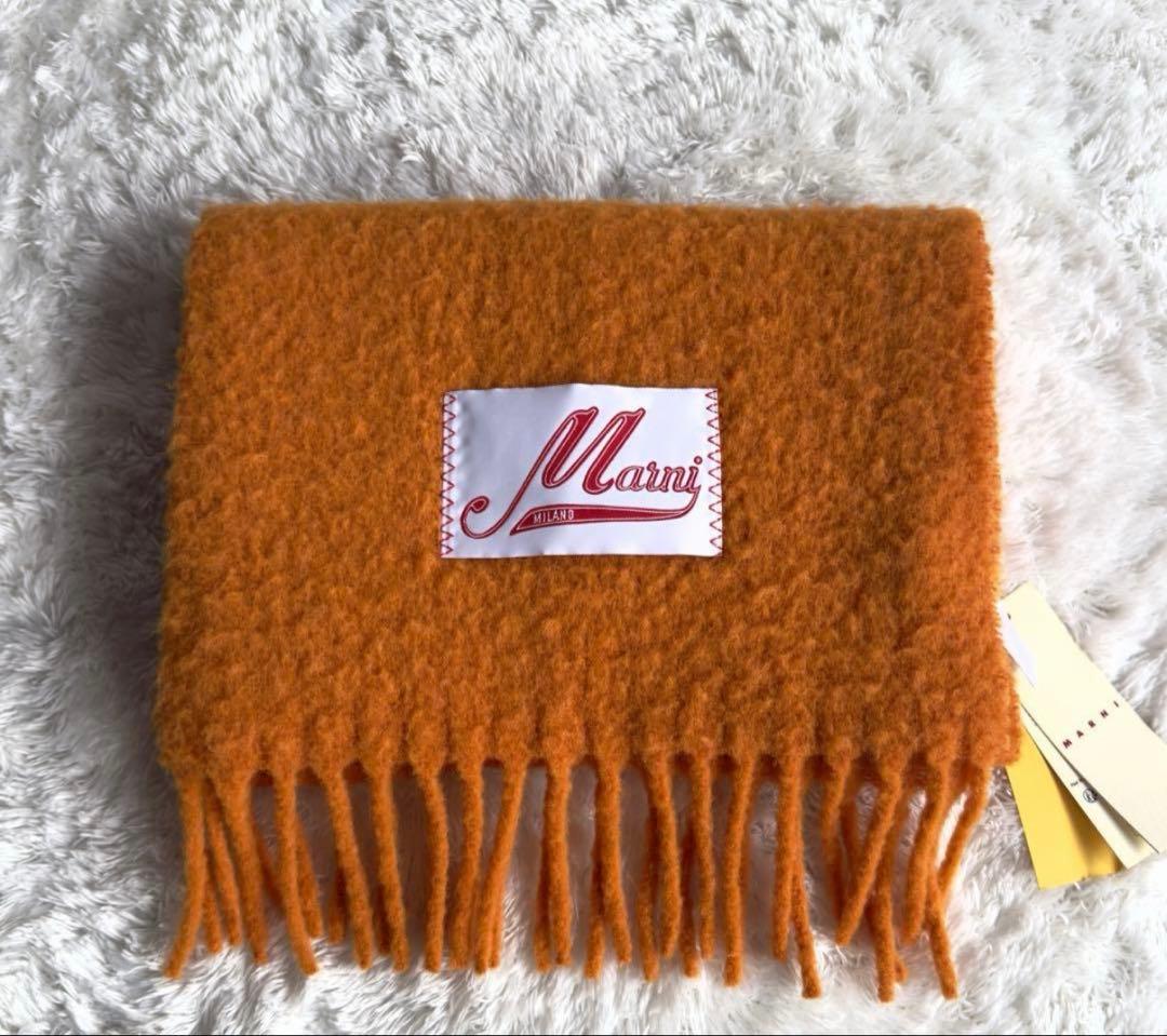 Marniオレンジマフラー
