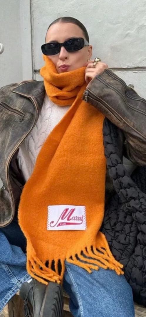 Marniオレンジマフラー