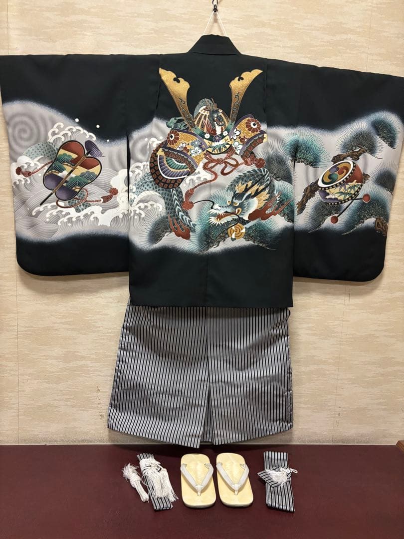 七五三　5歳男の子　着物・袴セット　黒系　兜と龍　白波　松