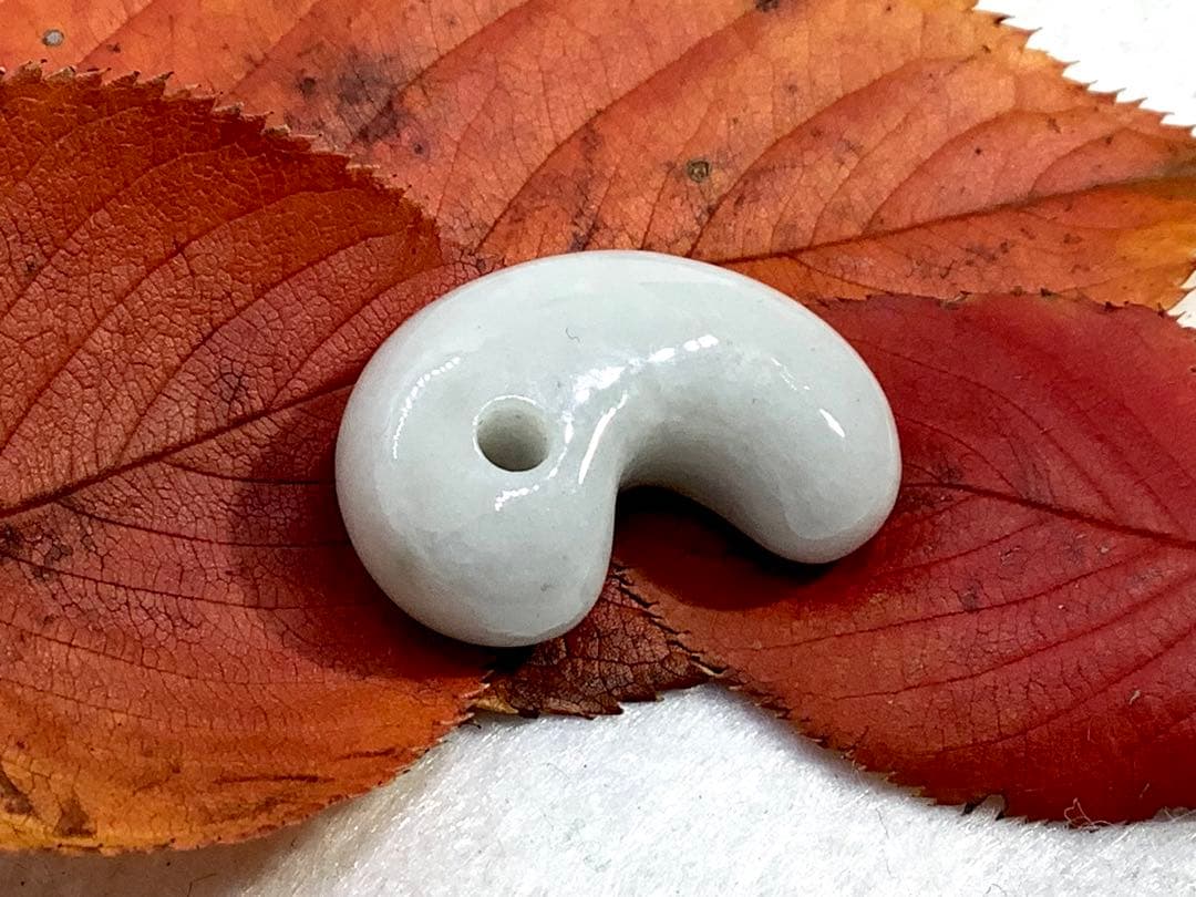 ⭕️お値段ご遠慮無く‼️　糸魚川翡翠勾玉の白翡翠お探しの方　卸しお値段にて　お早目に