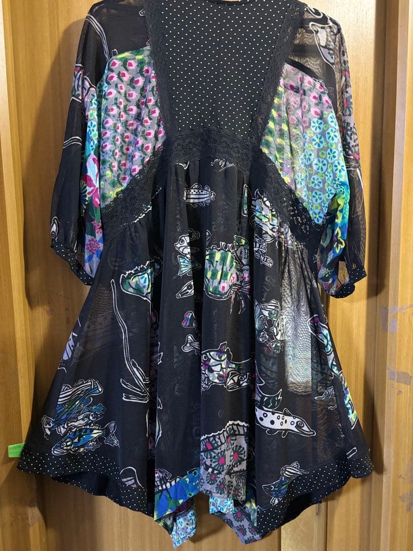 ☆美品トクコ　チュール素材チュニック　黒地に鮮やかお魚
