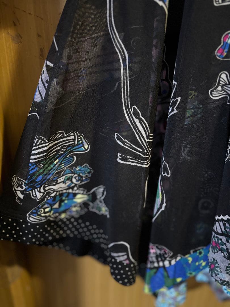 ☆美品トクコ　チュール素材チュニック　黒地に鮮やかお魚